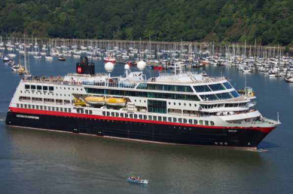 14 September 2022 - 14:53:33
Cruise ship Maud heads out of Dartmouth. Accompanied by one of the Castle ferries.
------------------------
Cruise ship Maud departs from Dartmouth